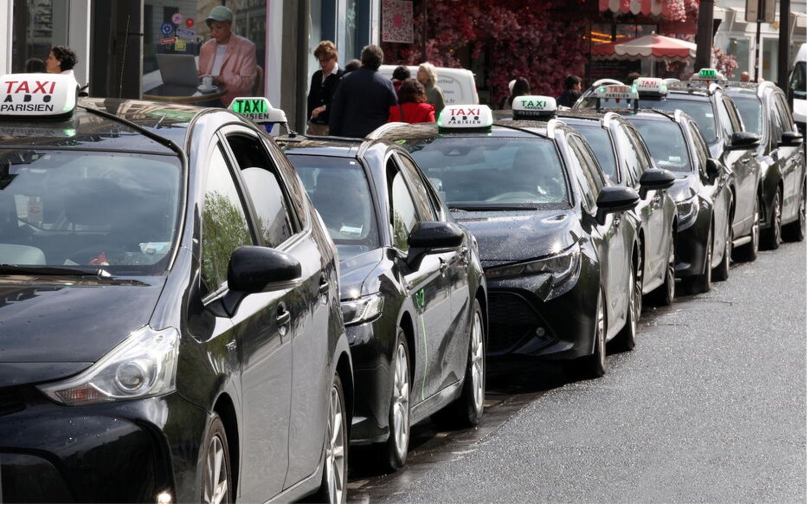 Escroqueries aux faux taxis : ouverture d’une information judiciaire à Paris